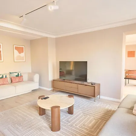 Modern With Terrace & 4 Spacious Bedrooms Appartamento Parigi