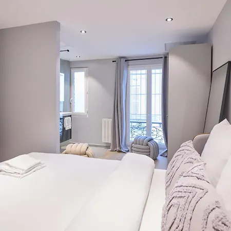 Modern With Terrace & 4 Spacious Bedrooms Appartamento