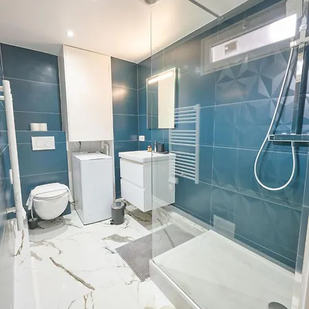 Modern With Terrace & 4 Spacious Bedrooms Appartamento Parigi