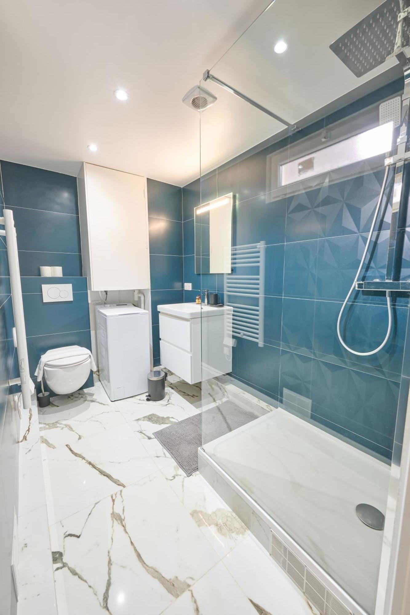 Modern With Terrace & 4 Spacious Bedrooms Appartamento Parigi