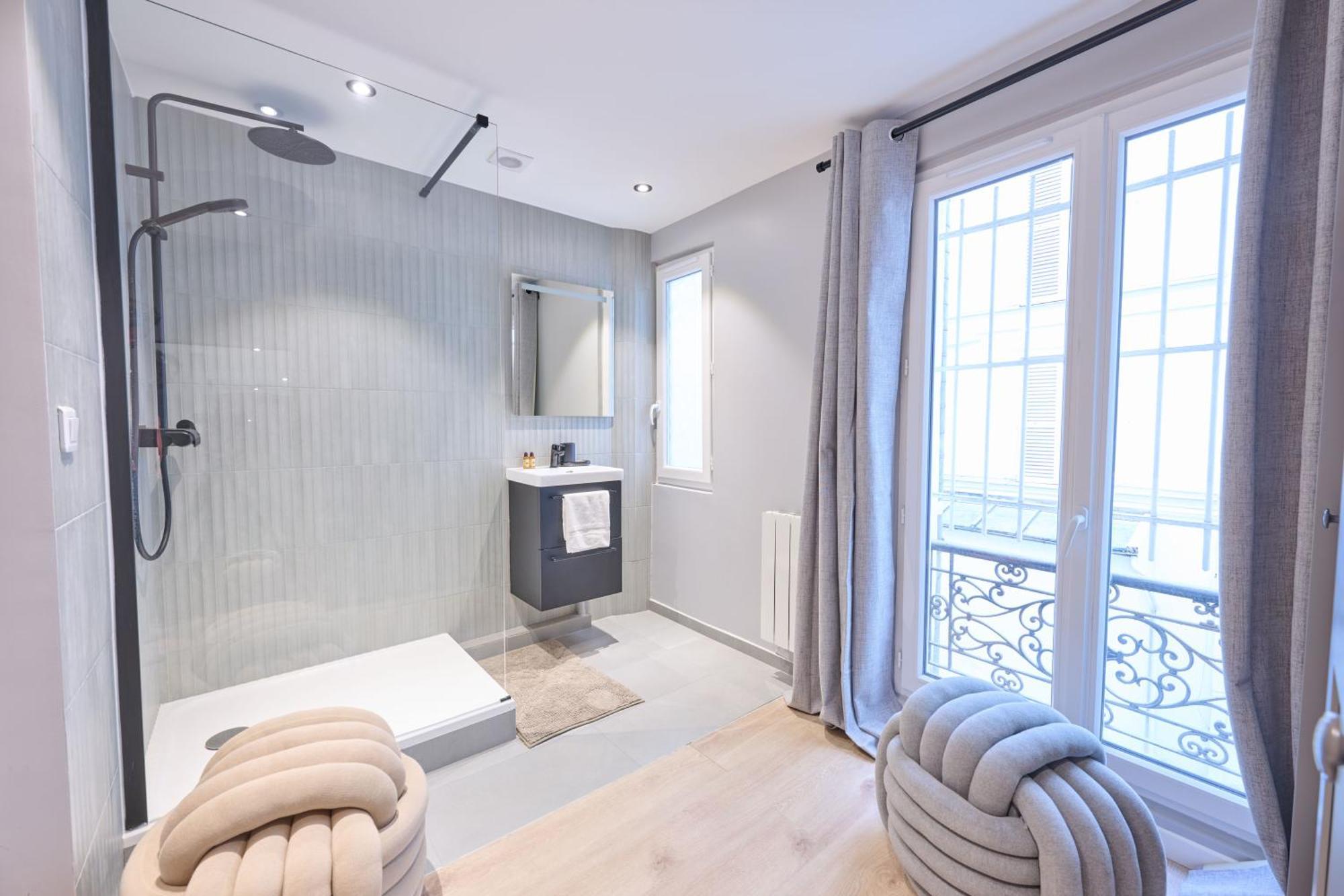 Modern With Terrace & 4 Spacious Bedrooms Parigi