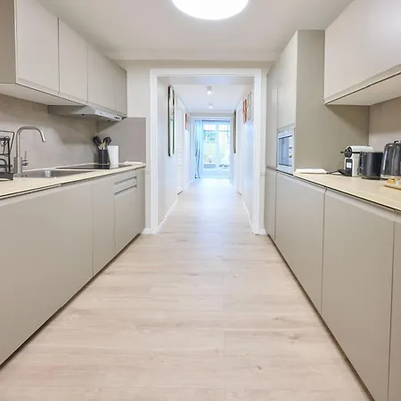 Modern With Terrace & 4 Spacious Bedrooms Paris